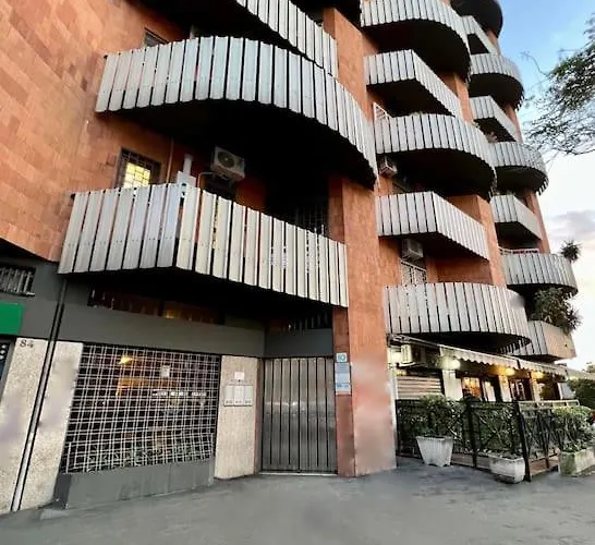 3 Fermate Dal Colosseo - Elena - 50 M Da Metro Garbatella Řím
