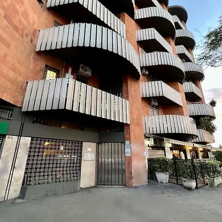 3 Fermate Dal Colosseo - Elena - 50 M Da Metro Garbatella Řím